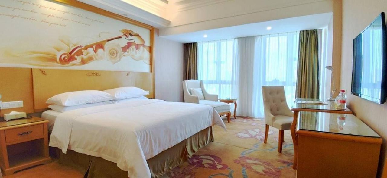 Vienna Dongguan Shatian Humen Port Hotel 2*